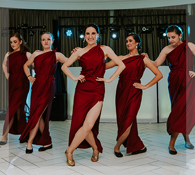Piątka kobiet w czerwonych sukniach